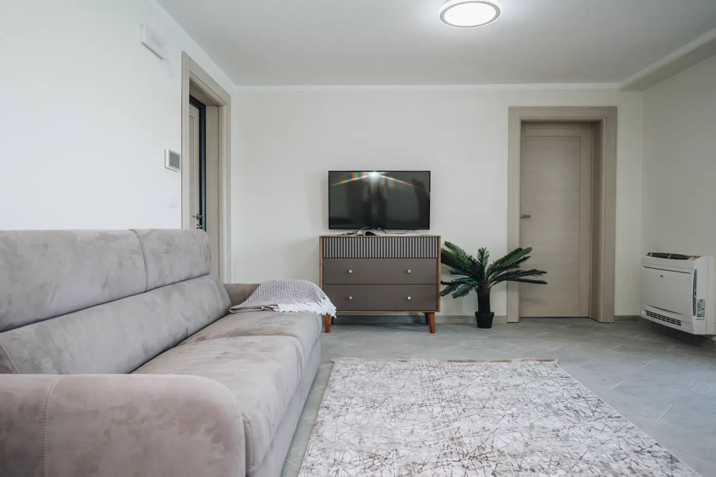 New villa with 3 apartments on the first line to the sea, Tivat, Krašići