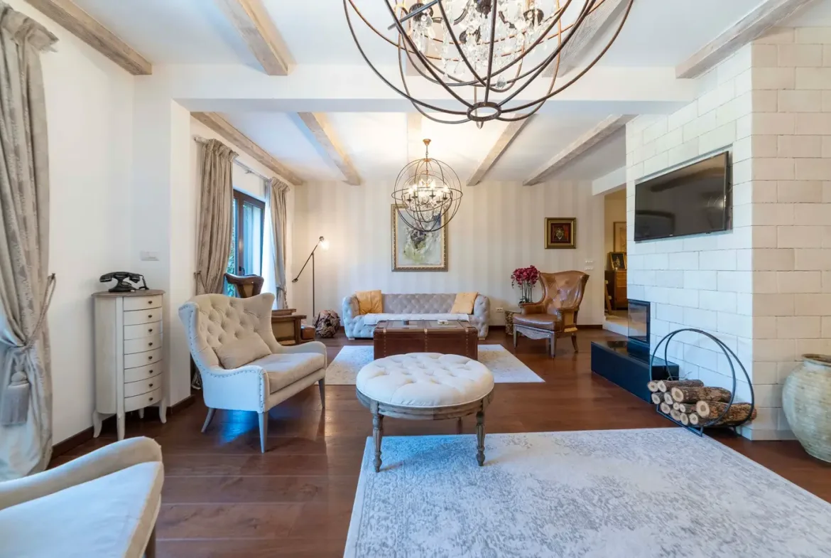 Three-room palazzo-style villa on the first line to the sea, Dobrota, Kotor