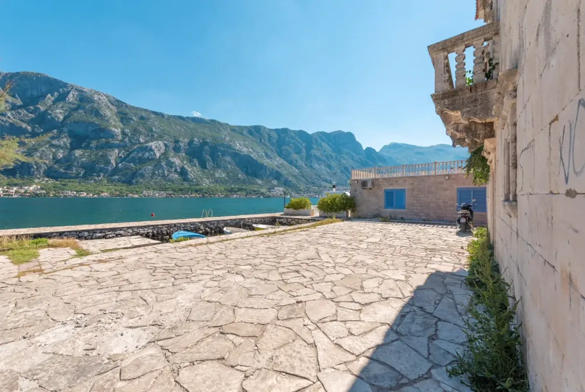 Palata Beskuća – historical stone villa for reconstruction, Kotor