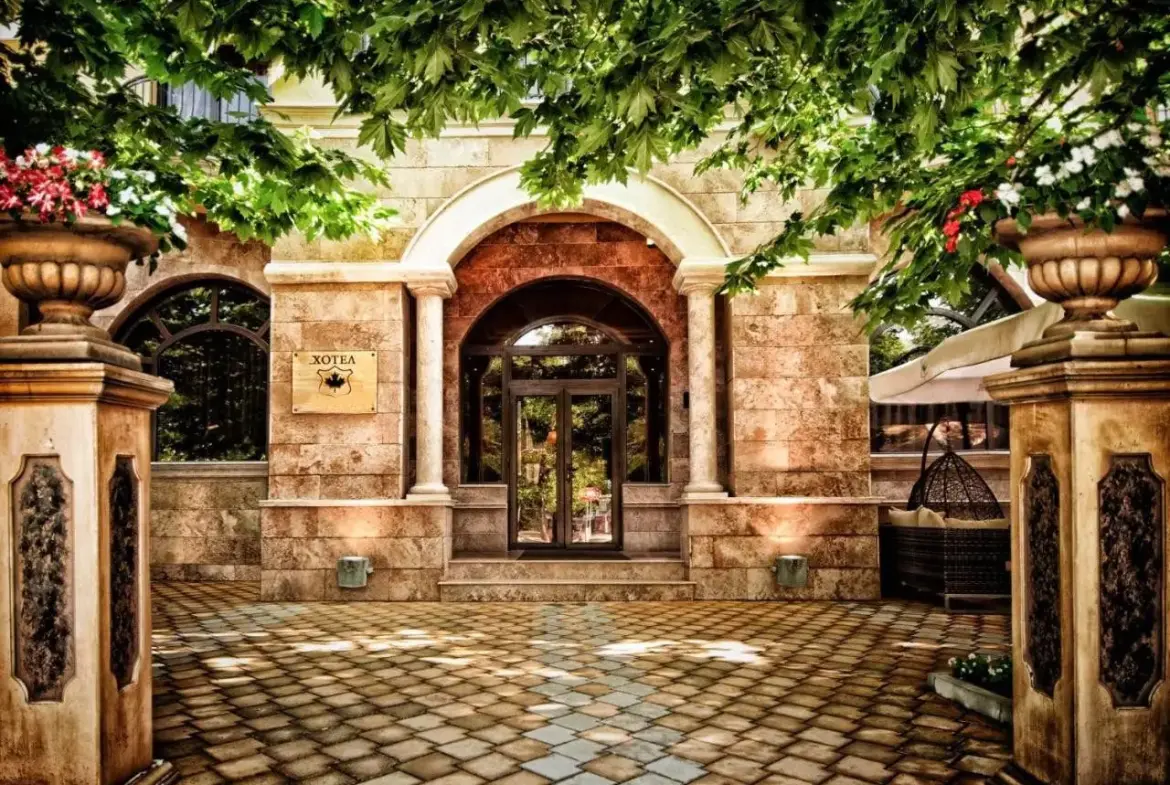 Hotel with restaurant in Hisarya for sale