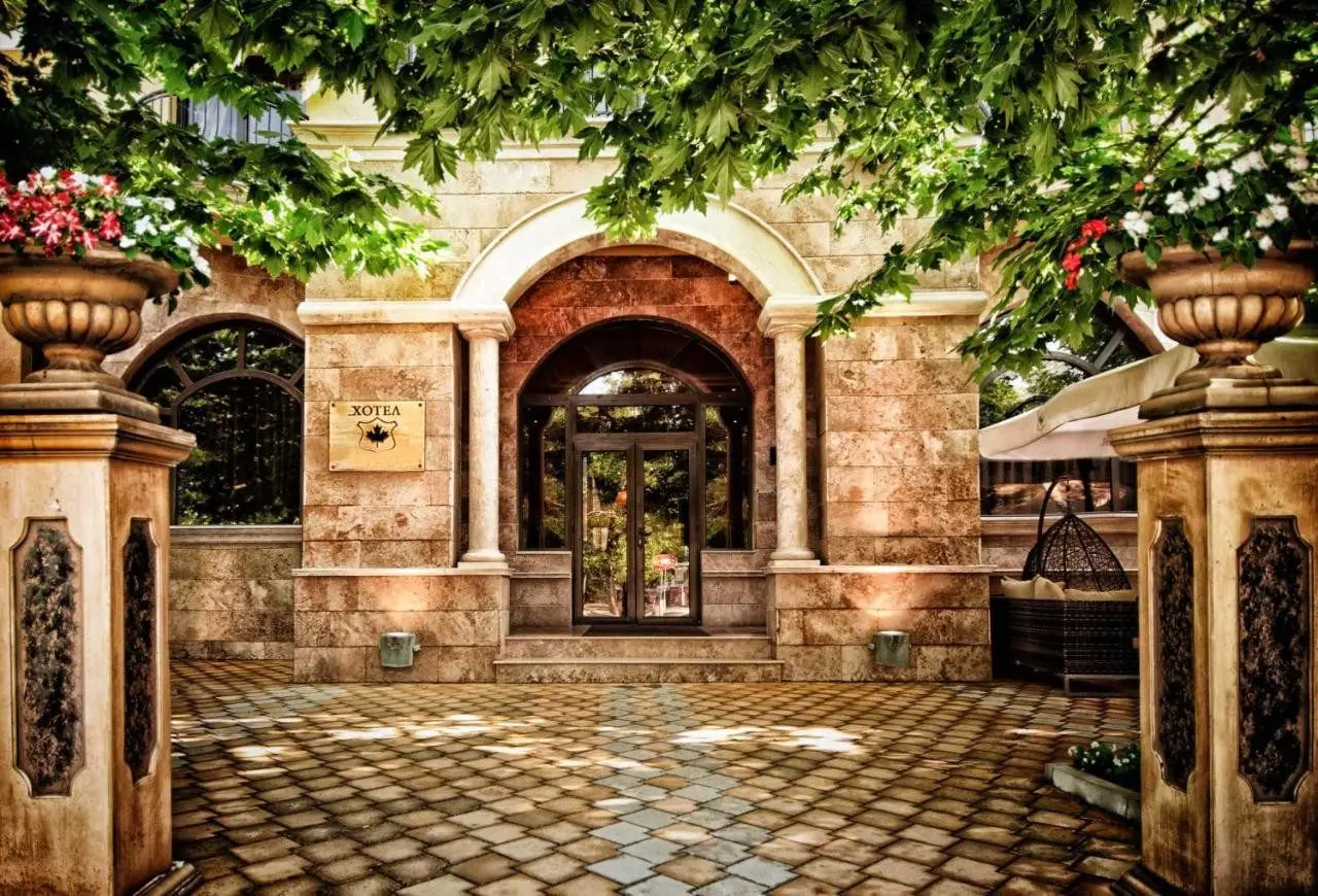 Hotel with restaurant in Hisarya for sale
