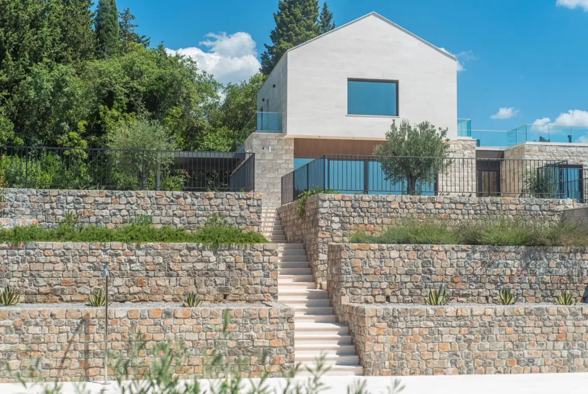An exceptional complex of villas with an outdoor pool and a large estate, Đuraševići, Tivat