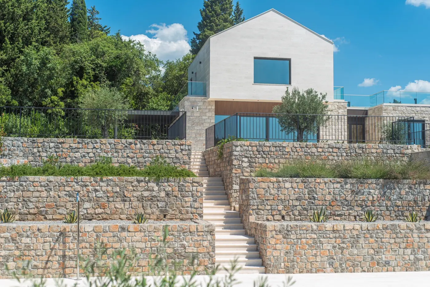 An exceptional complex of villas with an outdoor pool and a large estate, Đuraševići, Tivat
