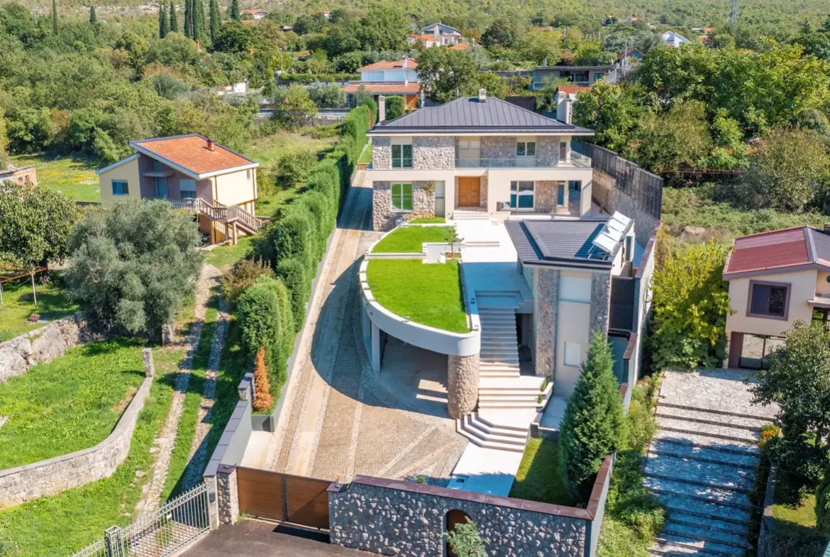 Luxury villa with pool, Mareza