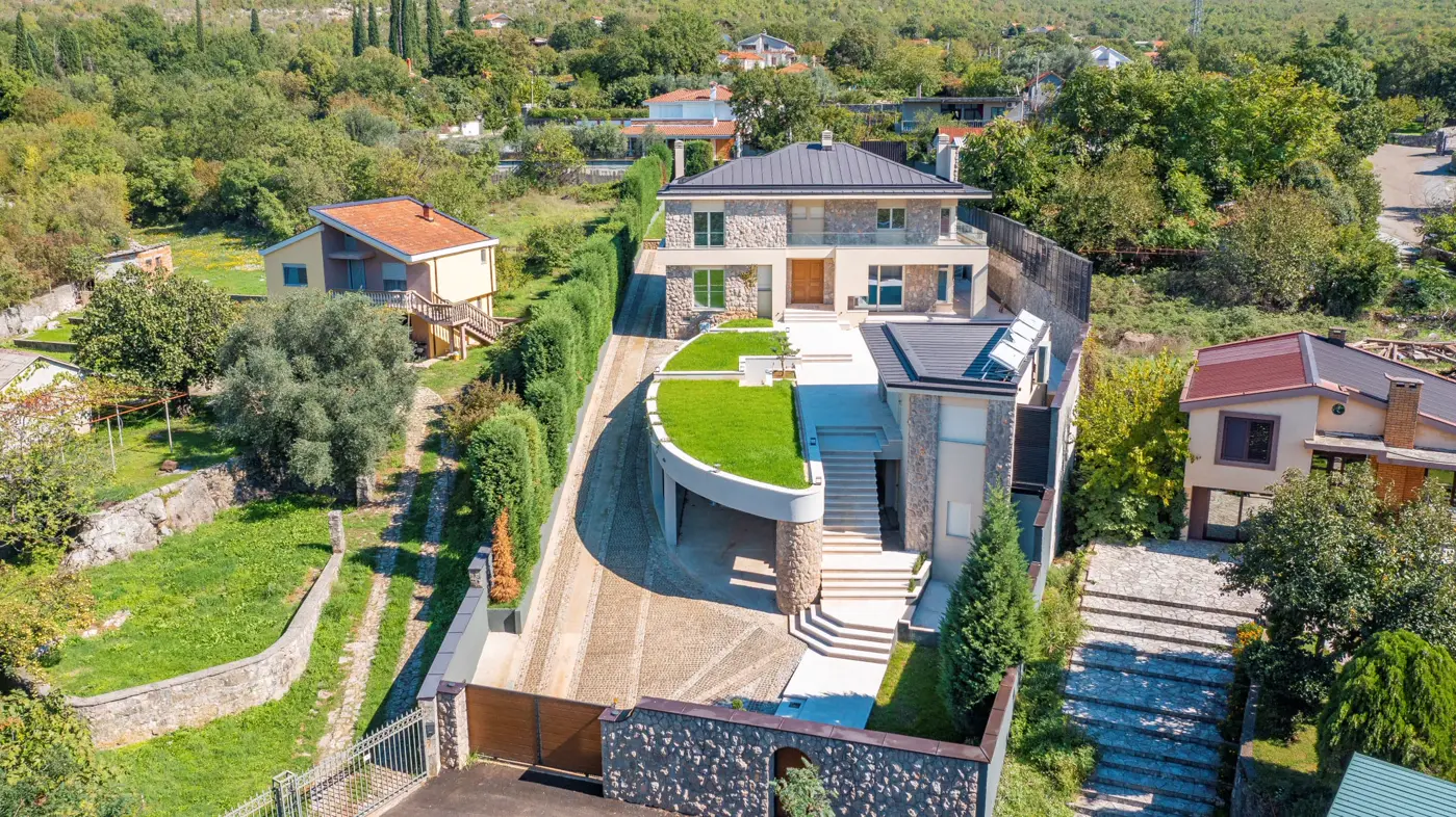 Luxury villa with pool, Mareza