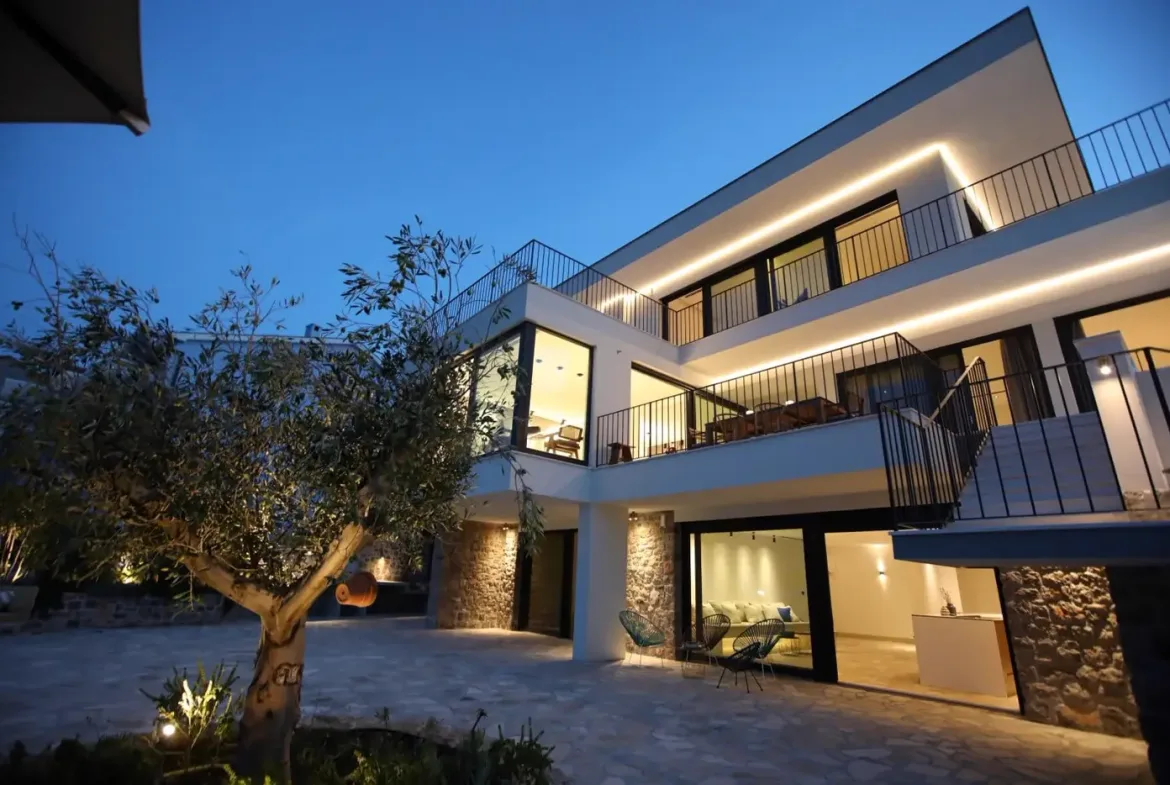 A unique villa with 40 m wide access to the sea, Đuraševići