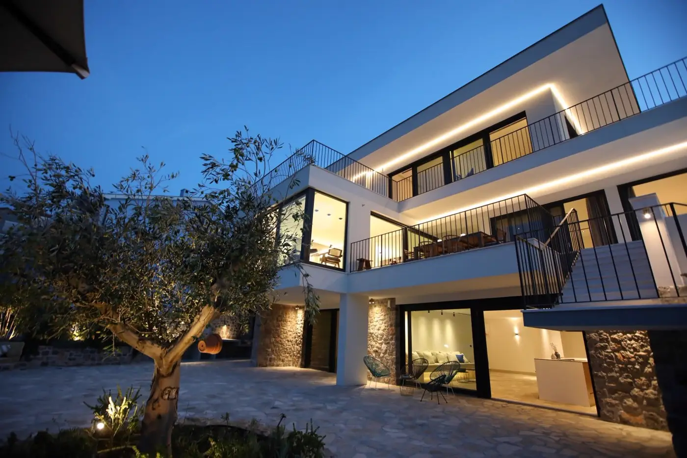 A unique villa with 40 m wide access to the sea, Đuraševići
