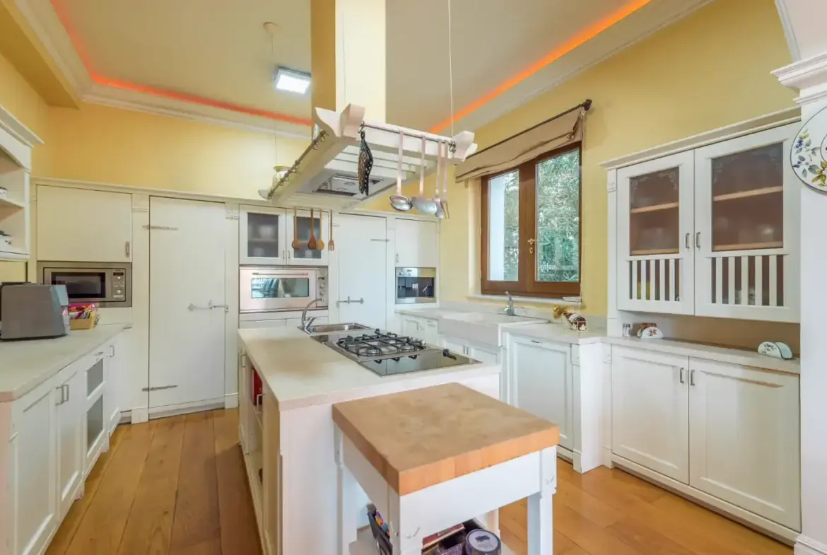 Stone villa with pool and sea view in the immediate vicinity of the Old Town, Budva