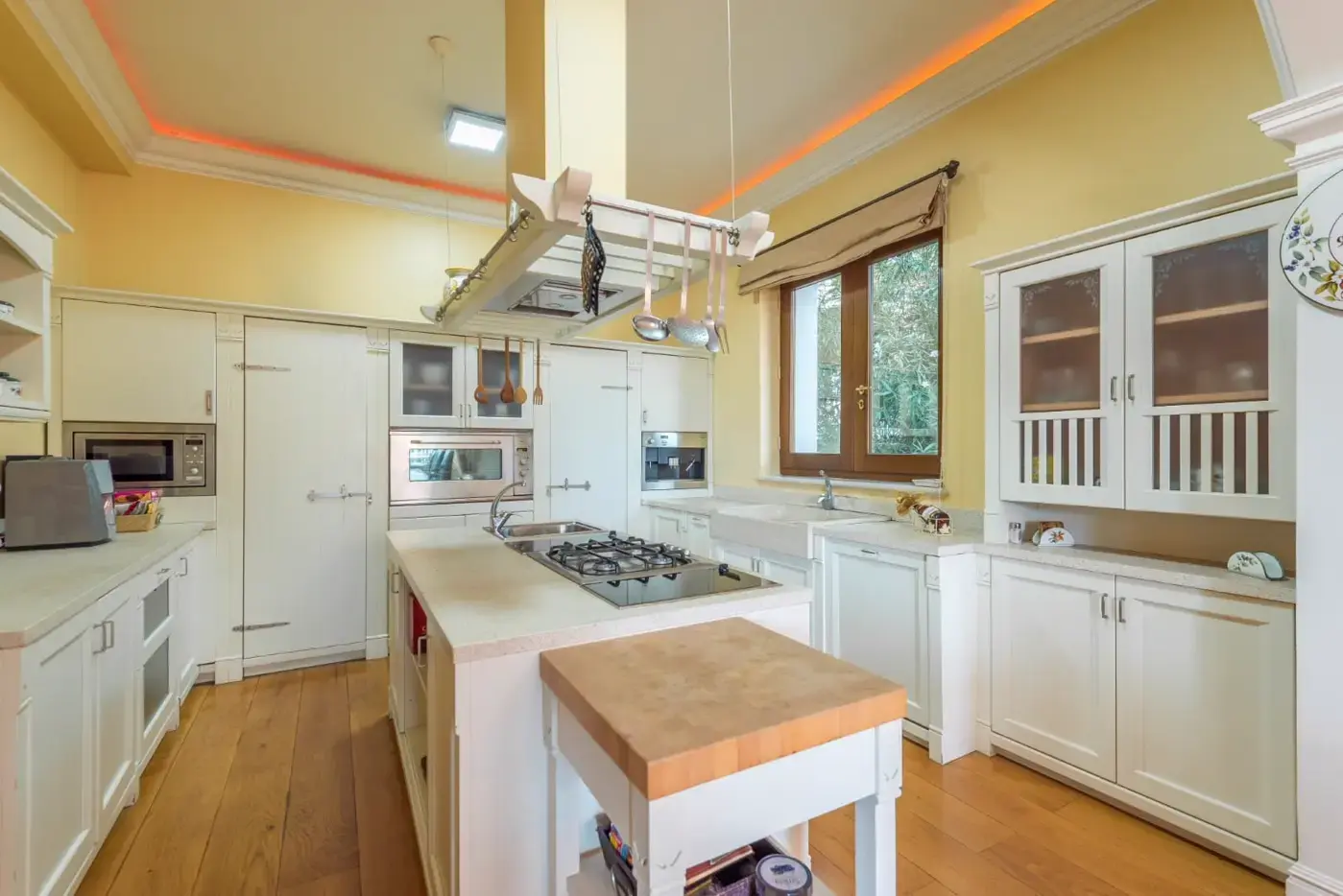 Stone villa with pool and sea view in the immediate vicinity of the Old Town, Budva