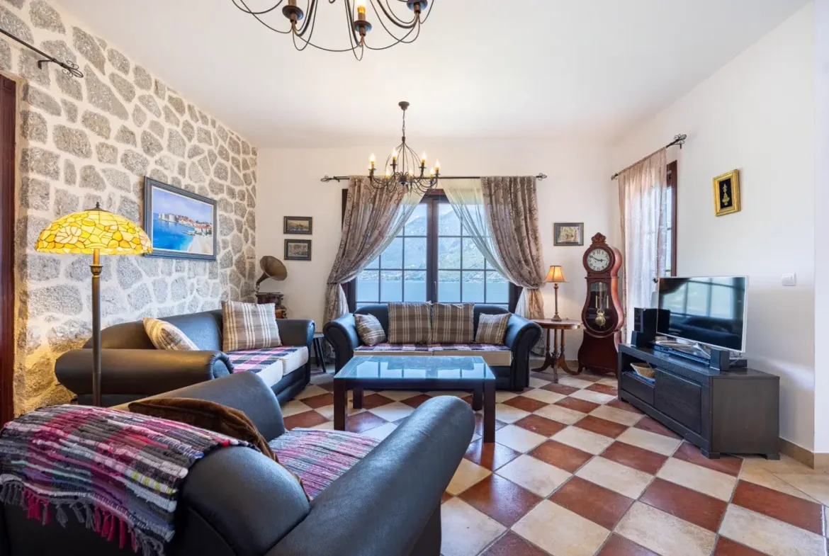 Villa in a complex on the first line to the sea, Kostanjica, Kotor