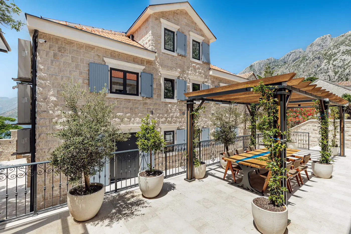 08-27 Stone villa on the first line to the sea, Ljuta, Kotor