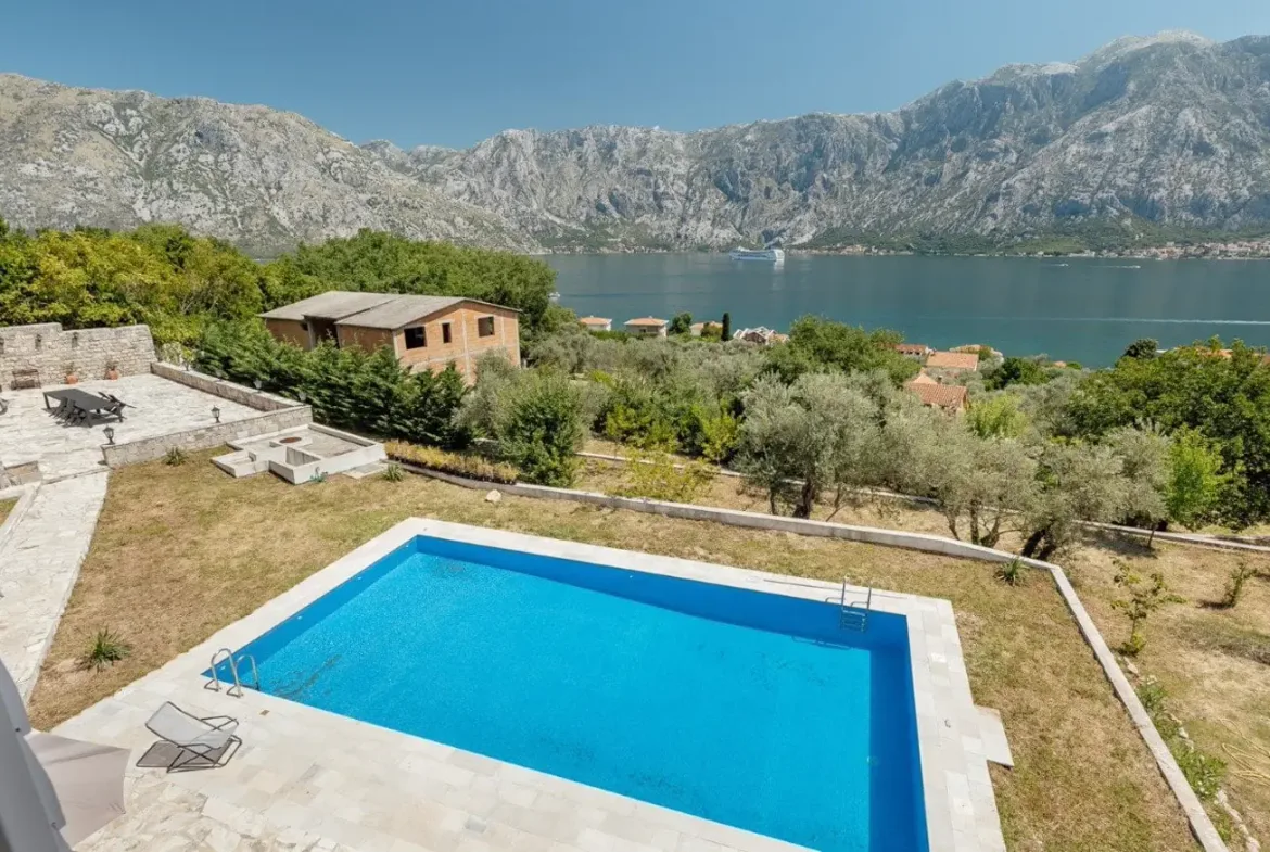 Palazzo Jerovica, a complex of stone villas and houses with a pool and a view of the bay, Kotor