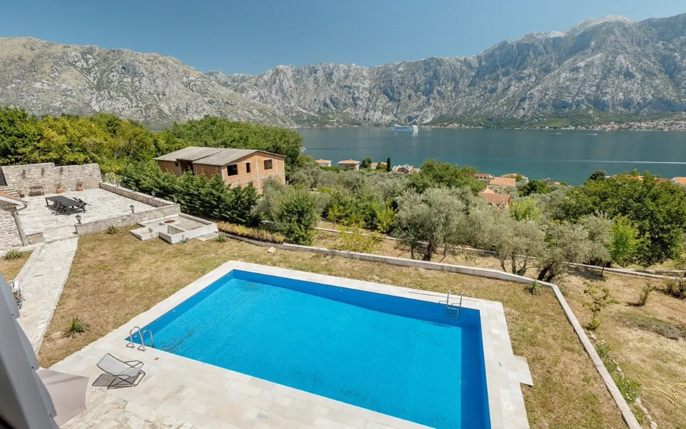 Palazzo Jerovica, a complex of stone villas and houses with a pool and a view of the bay, Kotor