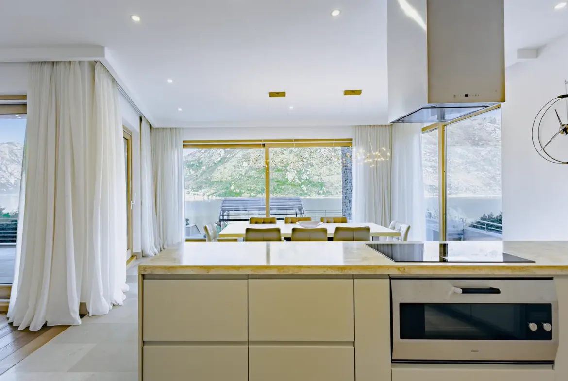 Villa Stoliv with a panoramic view of the sea, Kotor