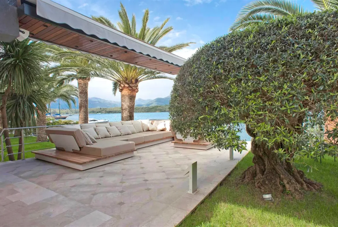Luxurious complex of villas with a private pontoon, Đuraševići, Tivat
