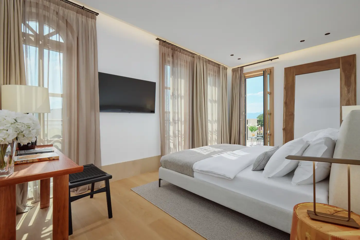 08-79 Exclusive complex of three villas with sea view, available for rent, Budva