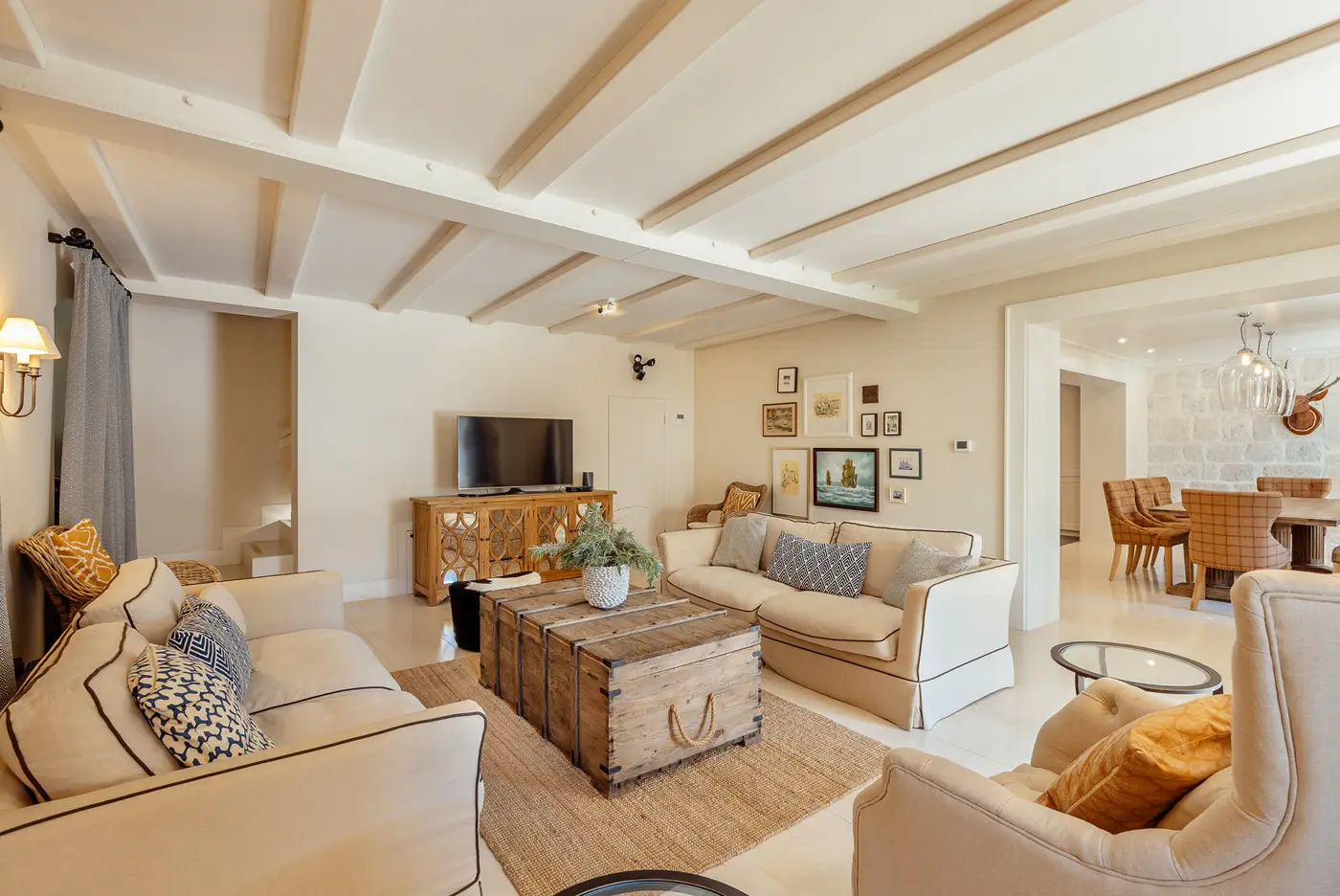 08-83 Luxuriously renovated stone villa with pontoon, Dobrota, Kotor