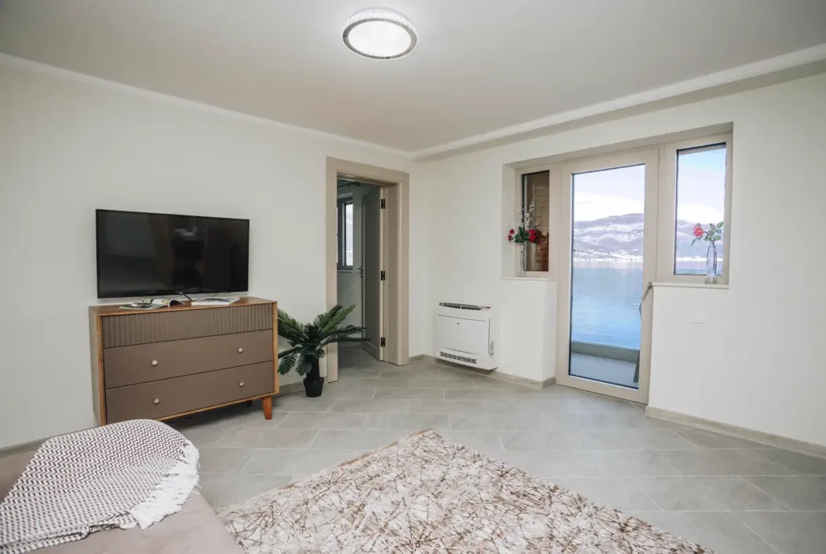 New villa with 3 apartments on the first line to the sea, Tivat, Krašići
