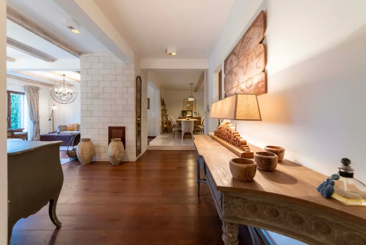 Three-room palazzo-style villa on the first line to the sea, Dobrota, Kotor