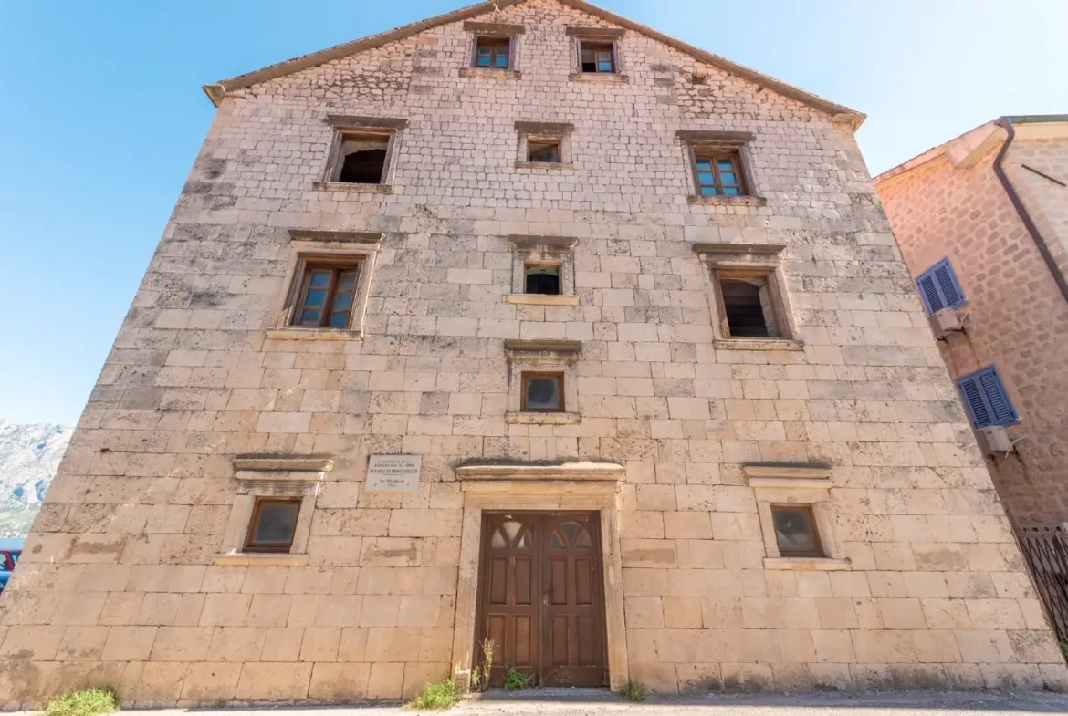 Palata Beskuća – historical stone villa for reconstruction, Kotor