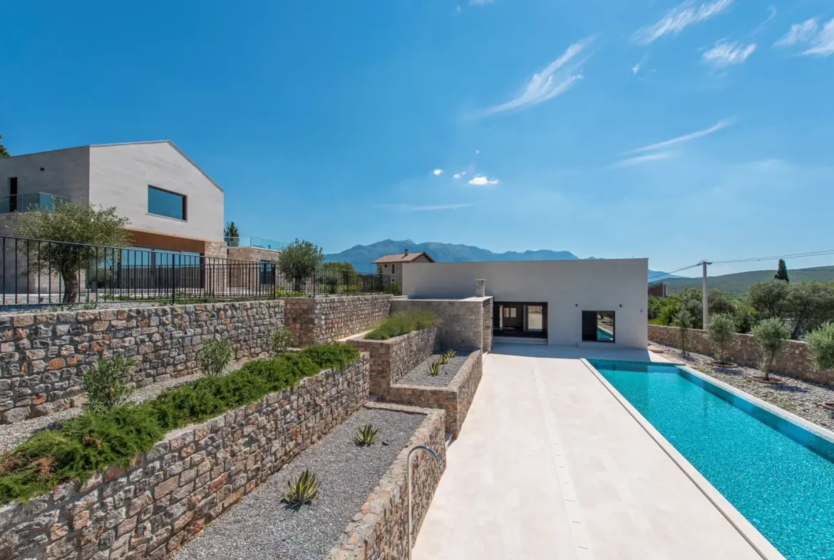 An exceptional complex of villas with an outdoor pool and a large estate, Đuraševići, Tivat