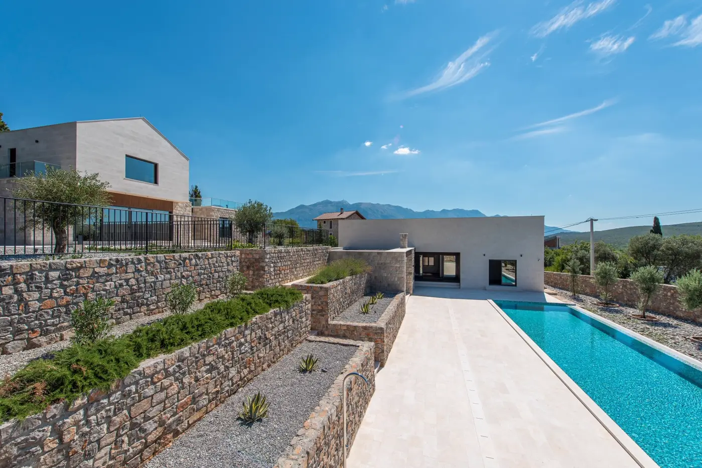An exceptional complex of villas with an outdoor pool and a large estate, Đuraševići, Tivat