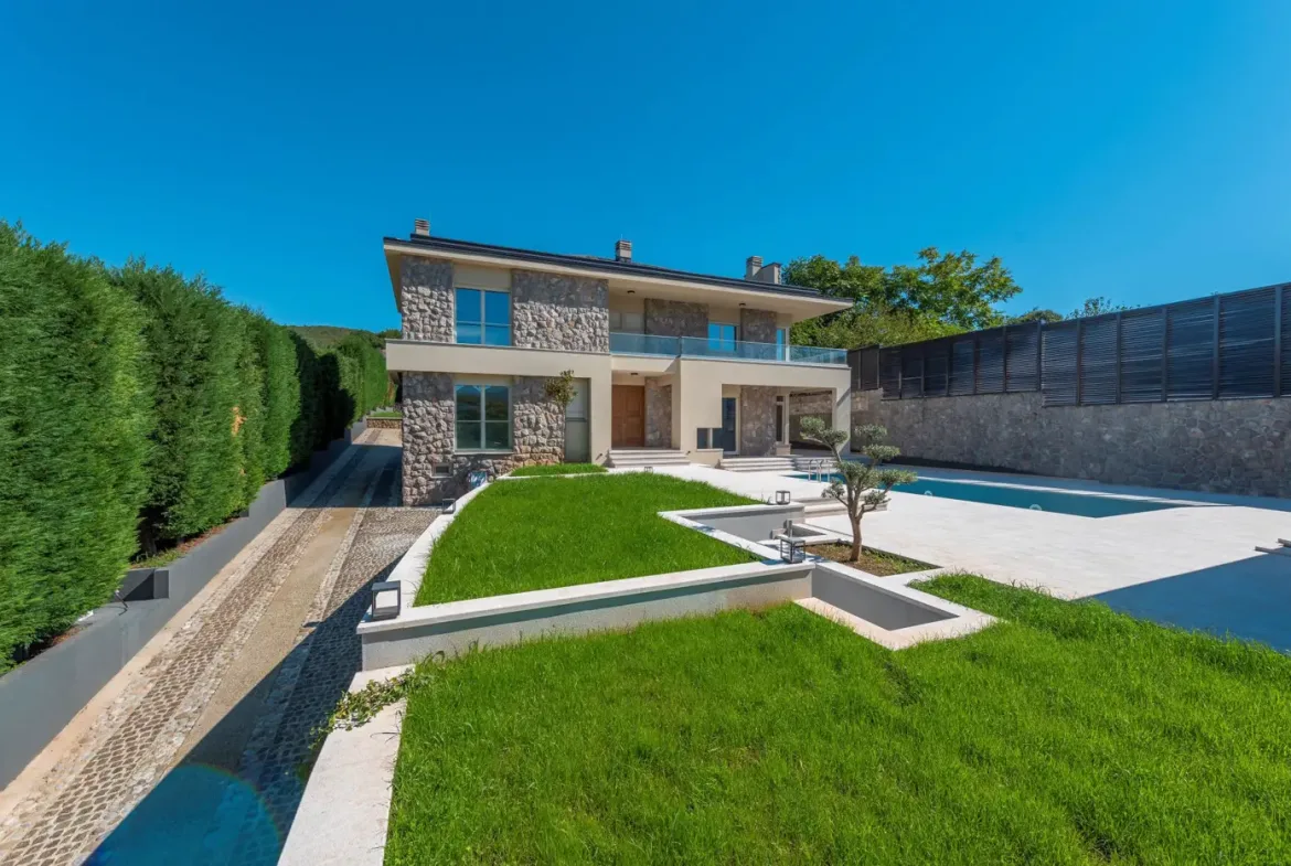 Luxury villa with pool, Mareza