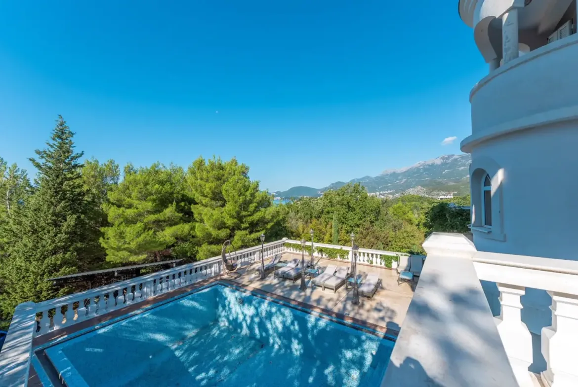 A complex of two villas in an elite location, Miločer, Budva
