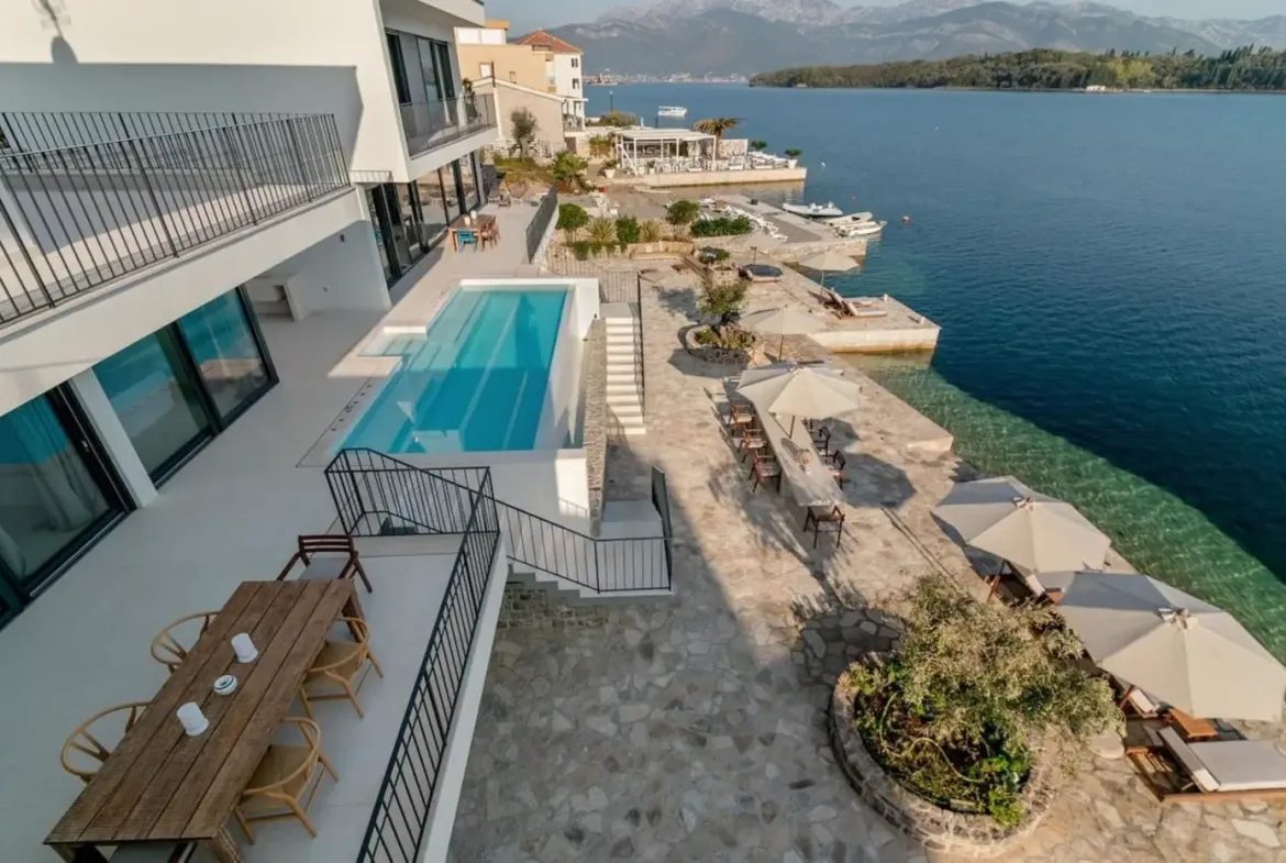 A unique villa with 40 m wide access to the sea, Đuraševići