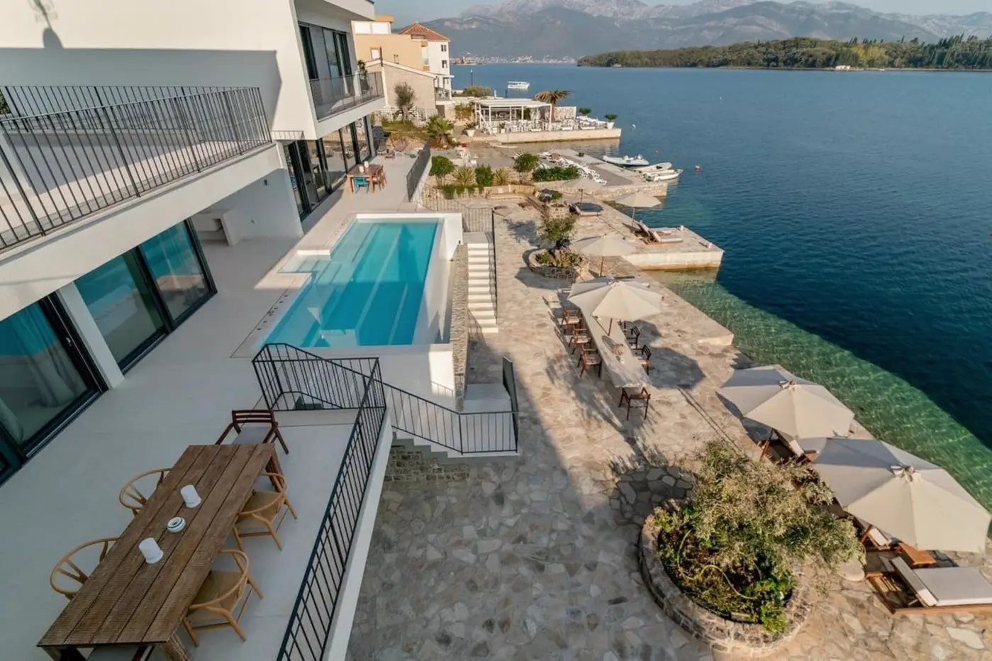 A unique villa with 40 m wide access to the sea, Đuraševići