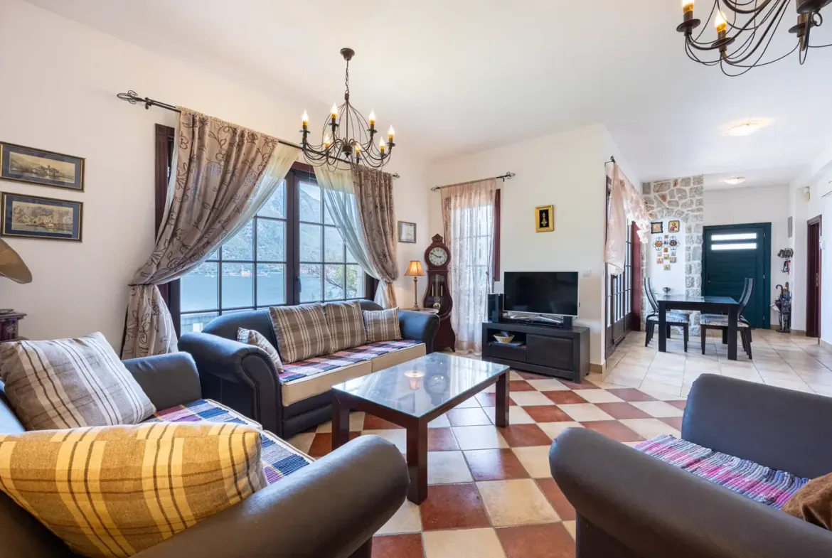 Villa in a complex on the first line to the sea, Kostanjica, Kotor
