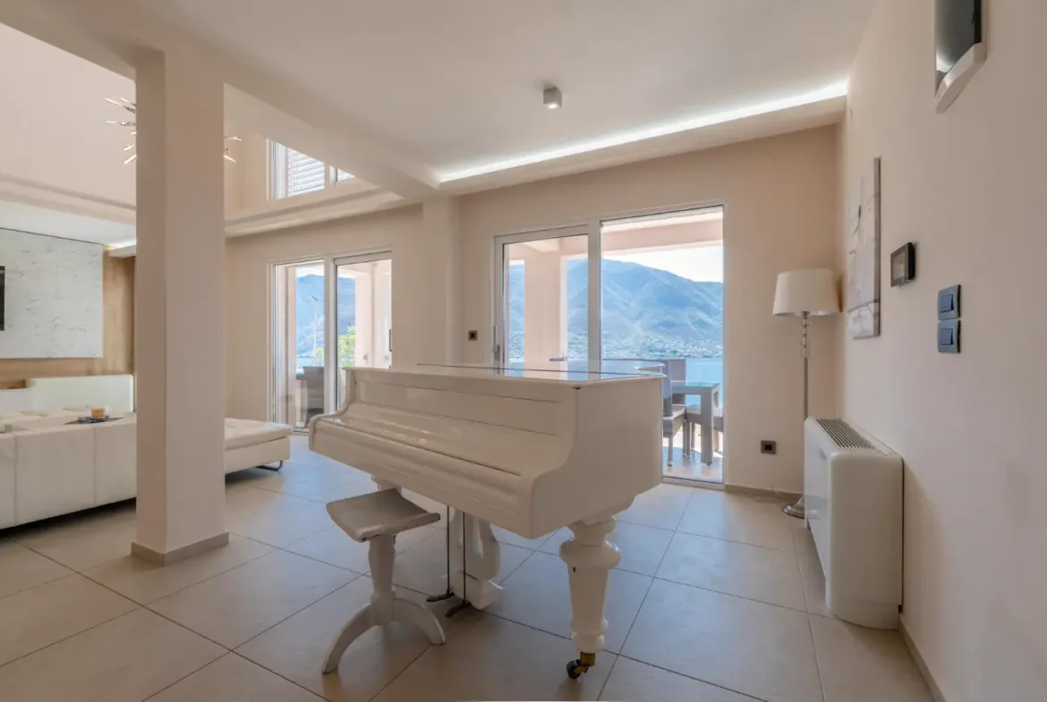 Luxuriously furnished six-room villa with private pool, Dobrota
