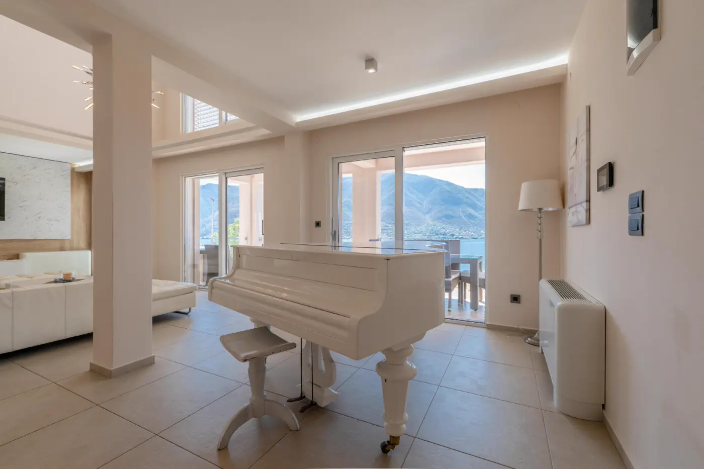 Luxuriously furnished six-room villa with private pool, Dobrota