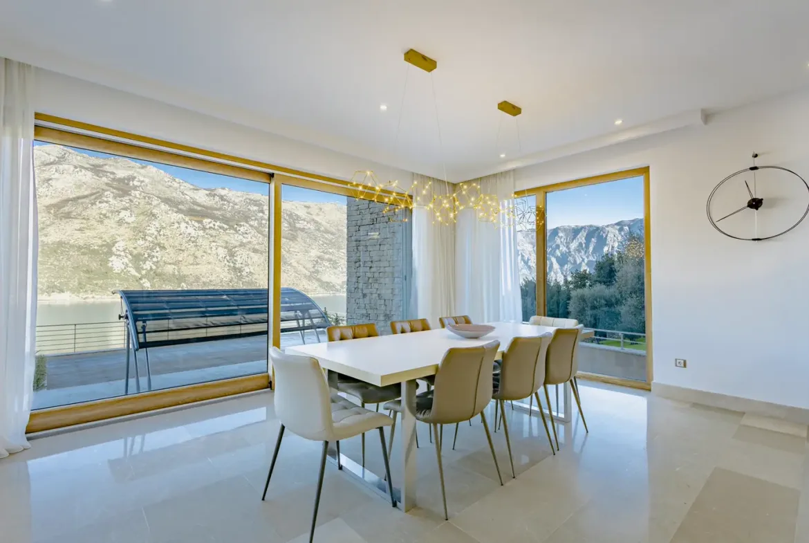 Villa Stoliv with a panoramic view of the sea, Kotor