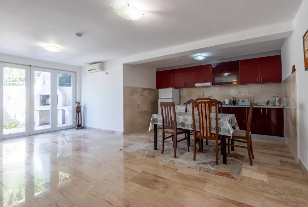 Villa with 4 bedrooms in the second row to the sea, Perazića Do, Budva