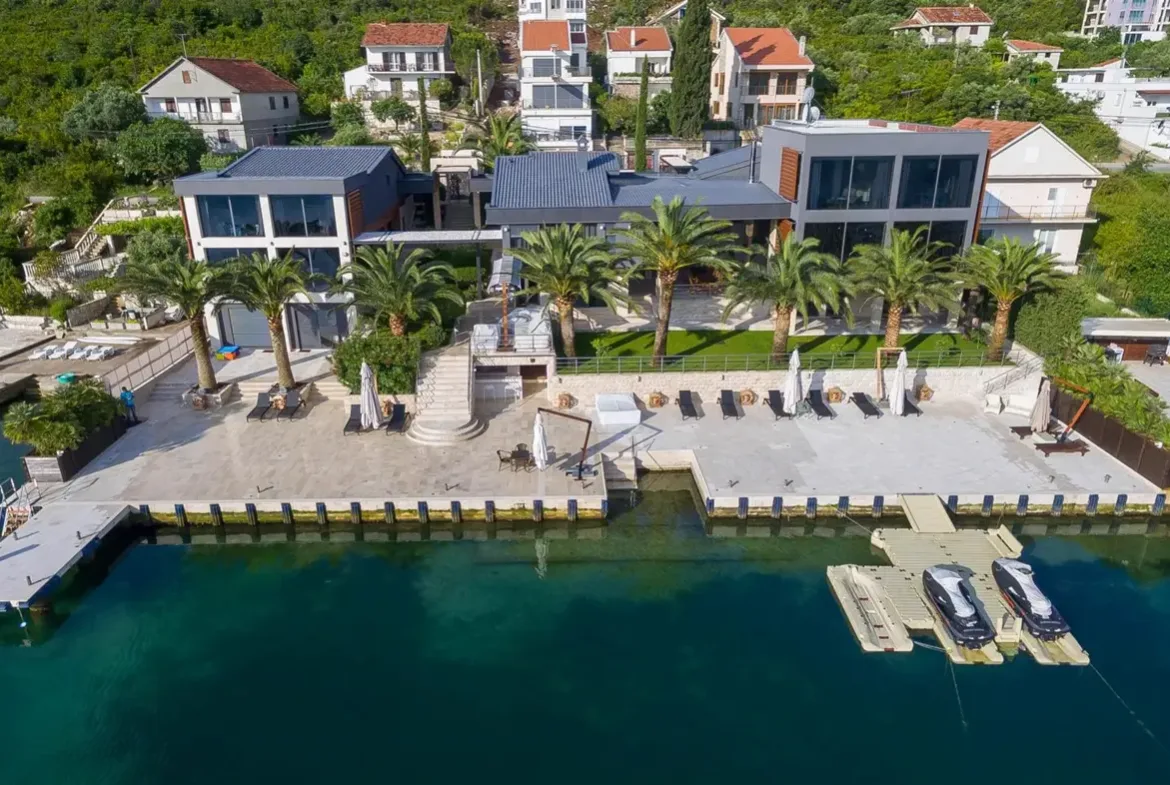 Luxurious complex of villas with a private pontoon, Đuraševići, Tivat