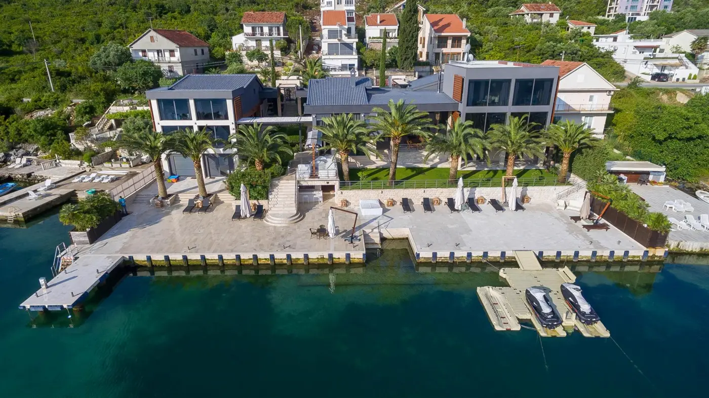 Luxurious complex of villas with a private pontoon, Đuraševići, Tivat