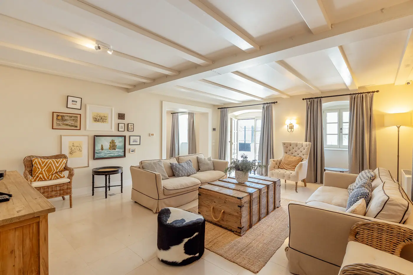09-82 Luxuriously renovated stone villa with pontoon, Dobrota, Kotor