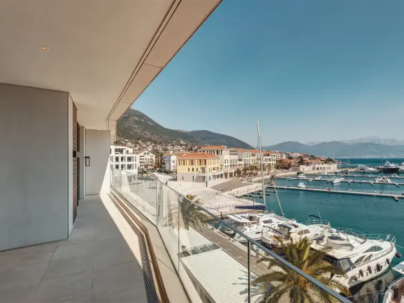 Spacious and modern three-bedroom apartment in Marina Residences