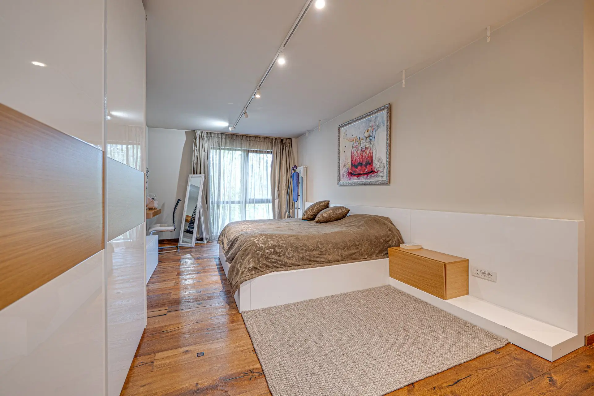 An exceptional four-room apartment in one of the most prestigious gated complexes in the Iztok district.