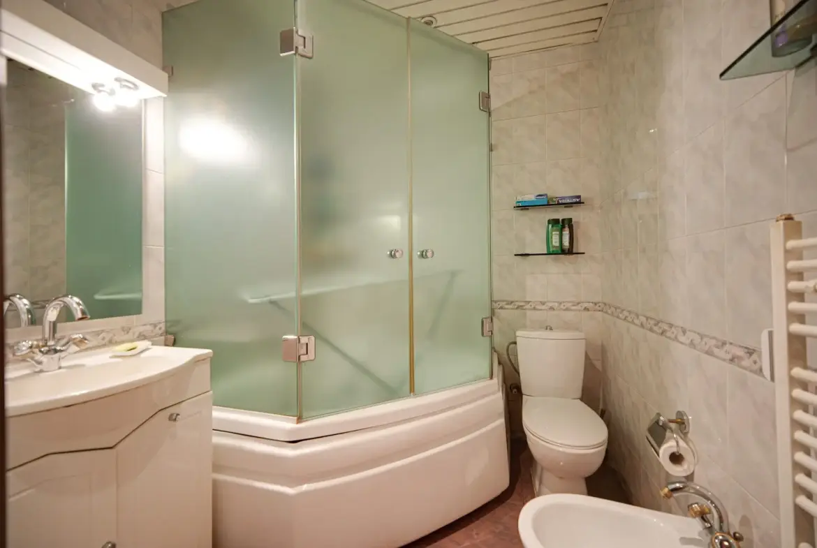 Aristocratic apartment for sale in an excellent location next to the St. Alexander Nevsky Cathedral