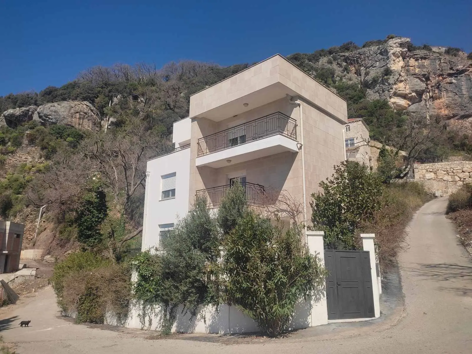 House for sale, Perazića Do