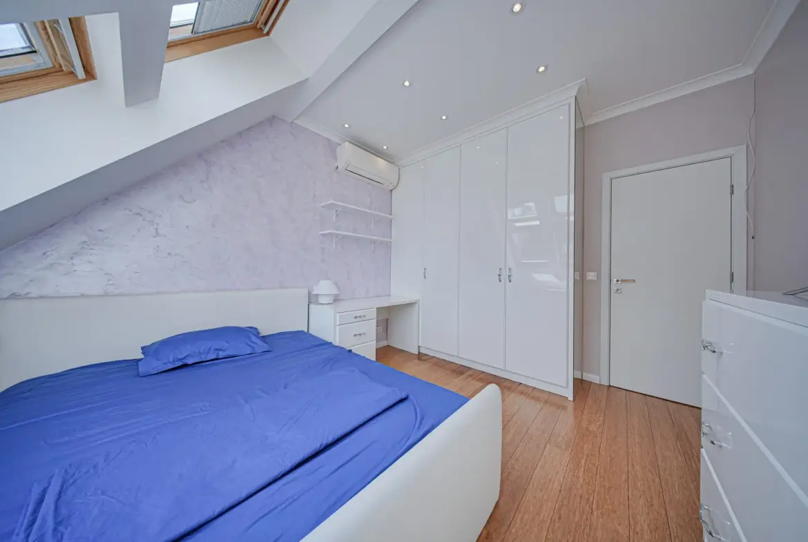 Penthouse in one of the most preferred and well-maintained complexes Flora Park