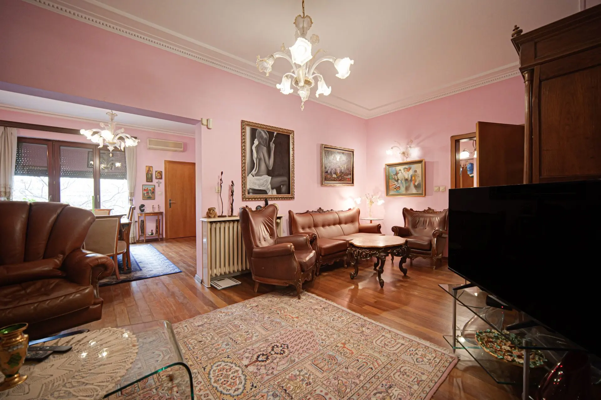 Aristocratic apartment for sale in an excellent location next to the St. Alexander Nevsky Cathedral