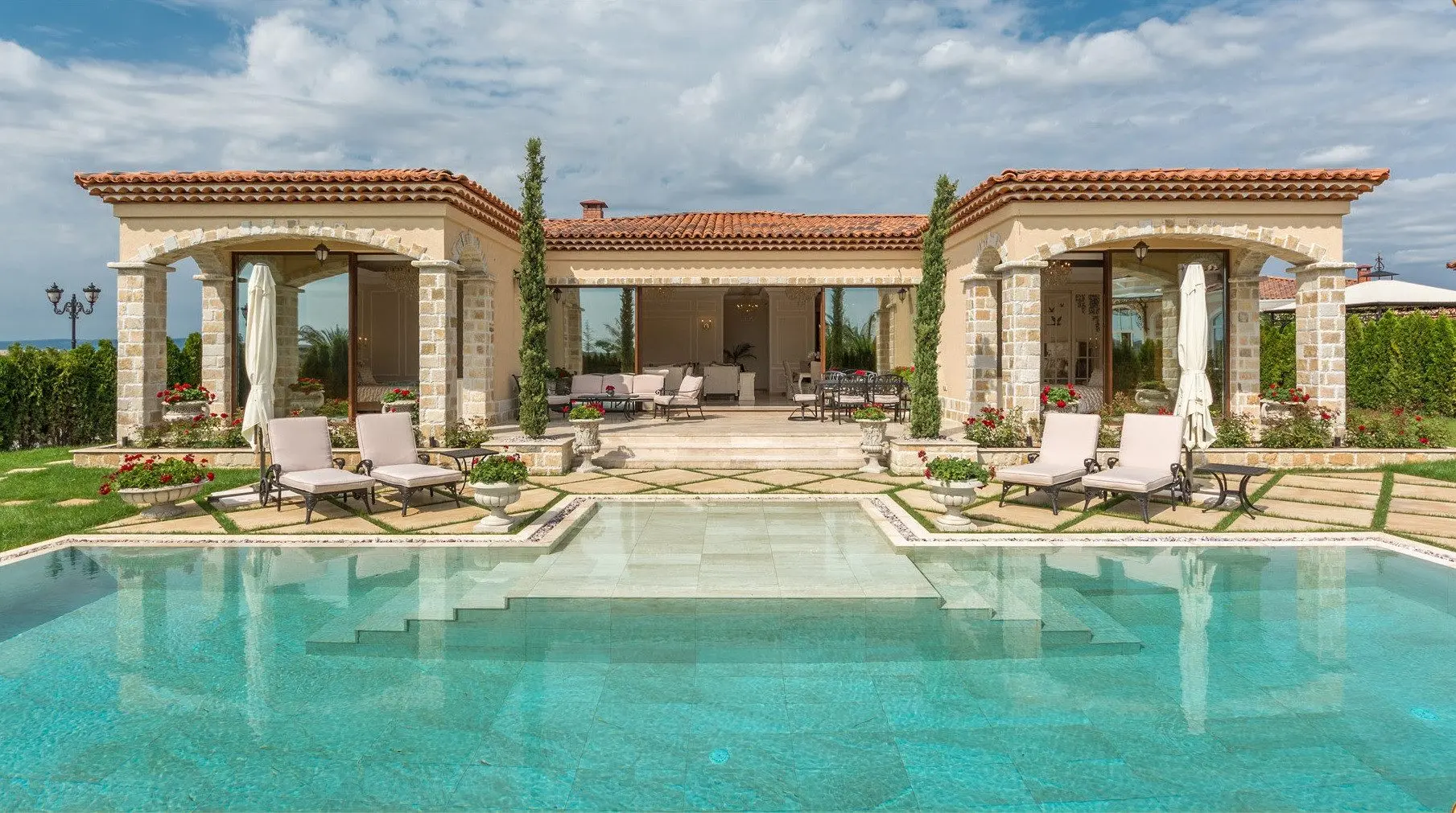 0ca24a9d6d2ab191987a43e20684e4cb First class villa with pool in a gated complex in Sunny Beach for sale
