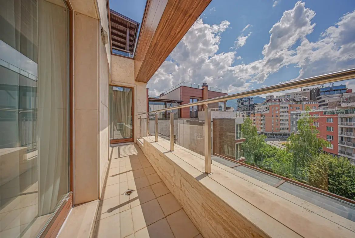 Penthouse in one of the most preferred and well-maintained complexes Flora Park
