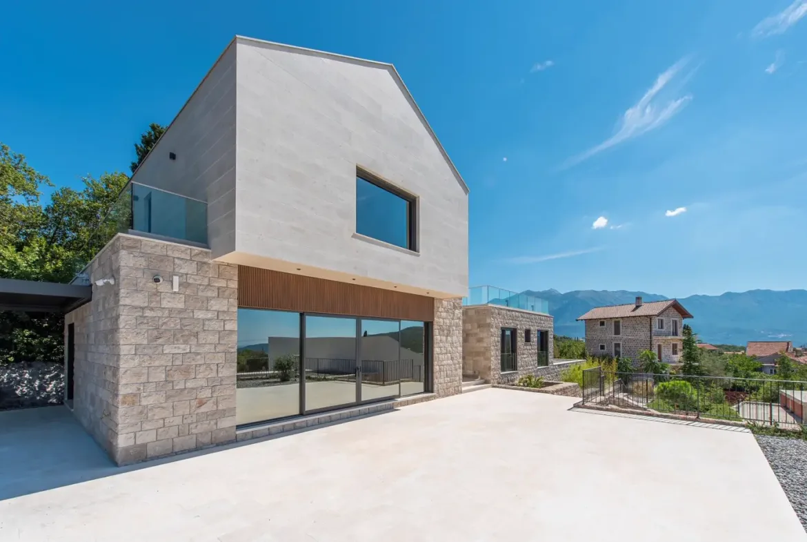 An exceptional complex of villas with an outdoor pool and a large estate, Đuraševići, Tivat