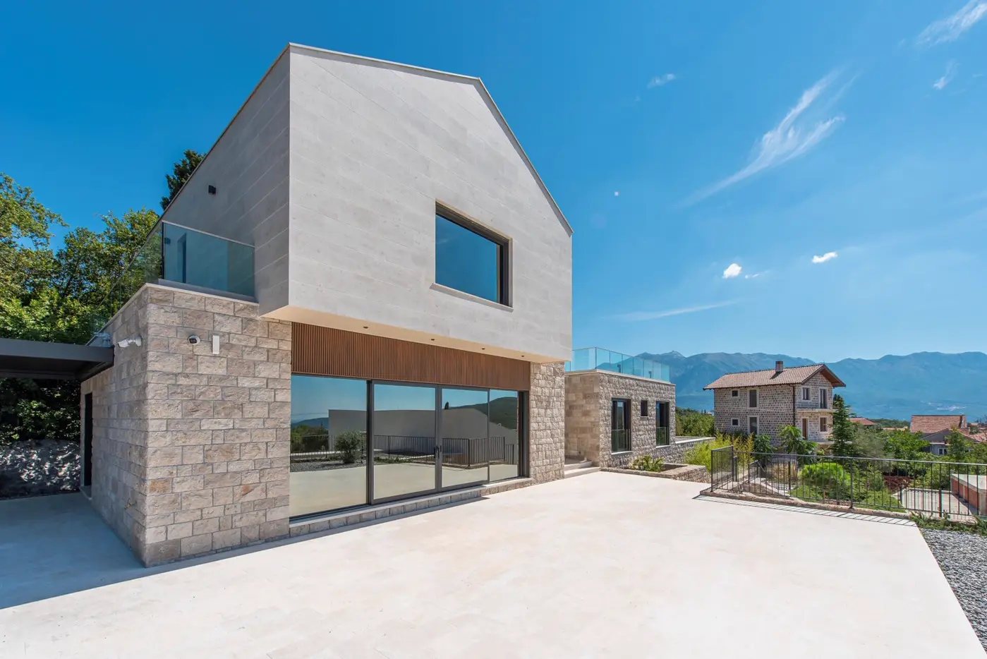 An exceptional complex of villas with an outdoor pool and a large estate, Đuraševići, Tivat