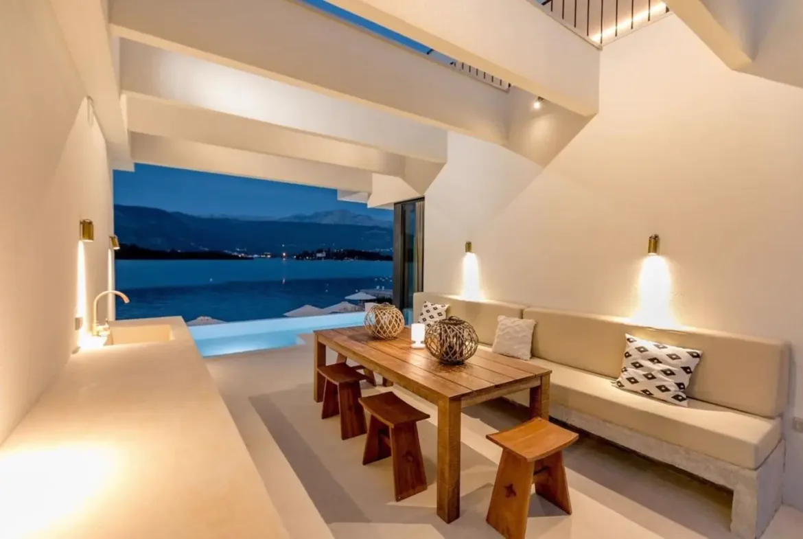 A unique villa with 40 m wide access to the sea, Đuraševići