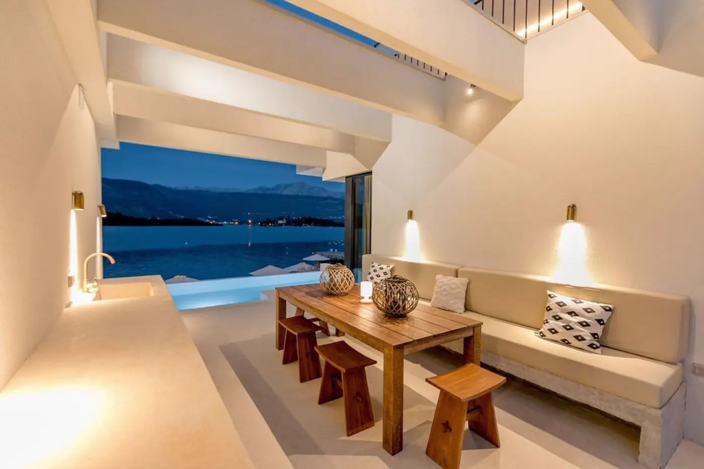 A unique villa with 40 m wide access to the sea, Đuraševići